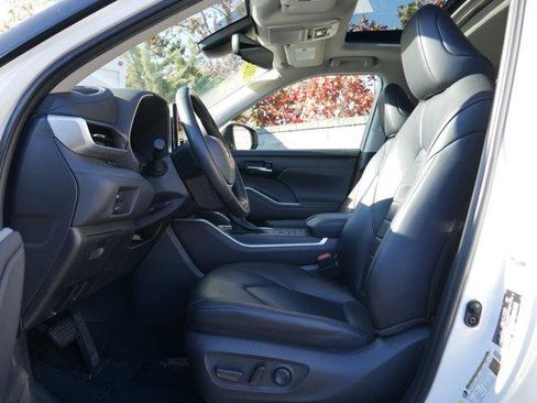 Used 2022 Toyota Highlander XLE AWD/4WD image 13
