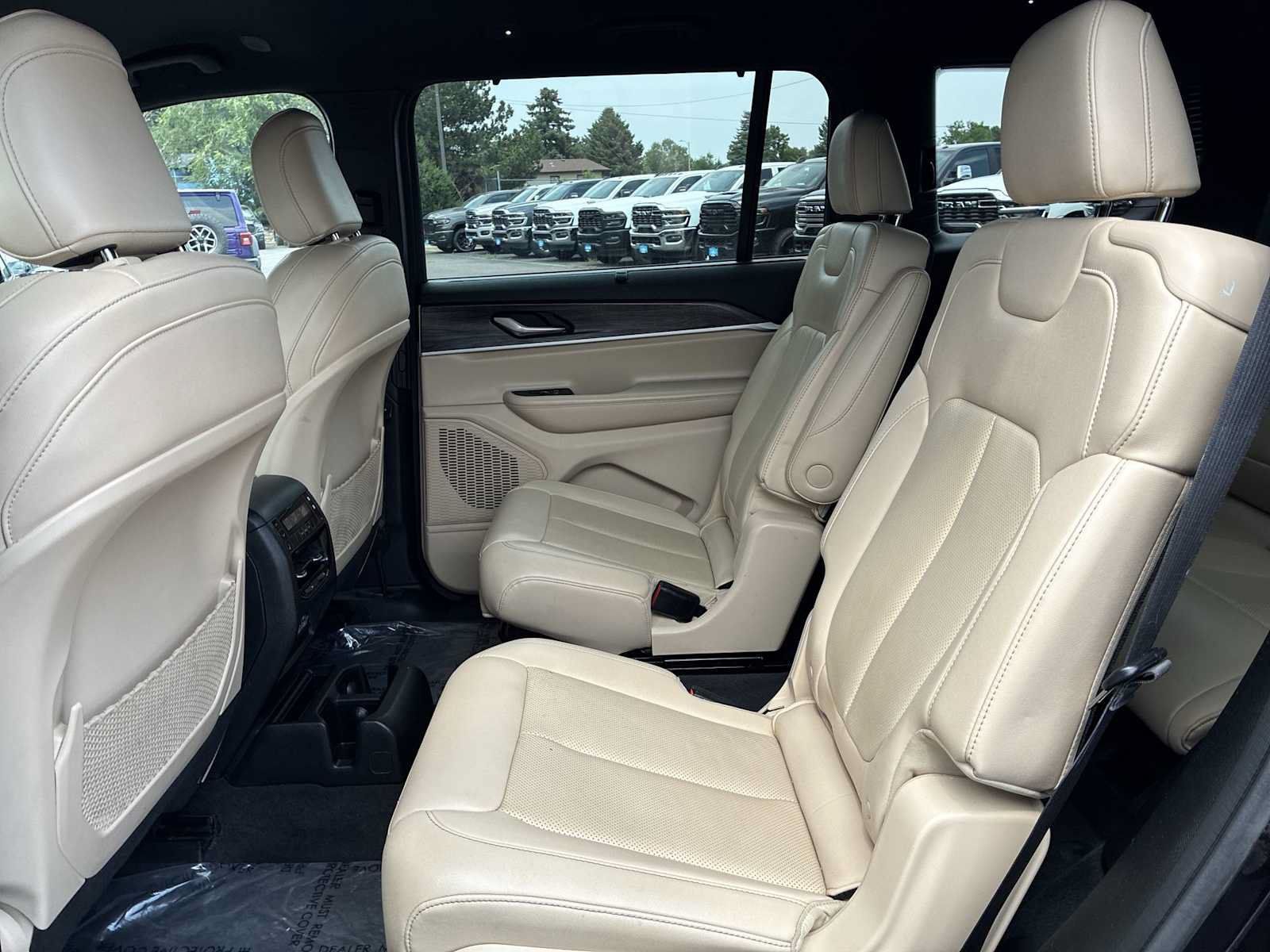 Used 2023 Jeep Grand Cherokee L Limited w/ Luxury Tech Group II AWD/4WD image 23
