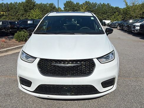 Used 2025 Chrysler Pacifica Limited FWD image 3