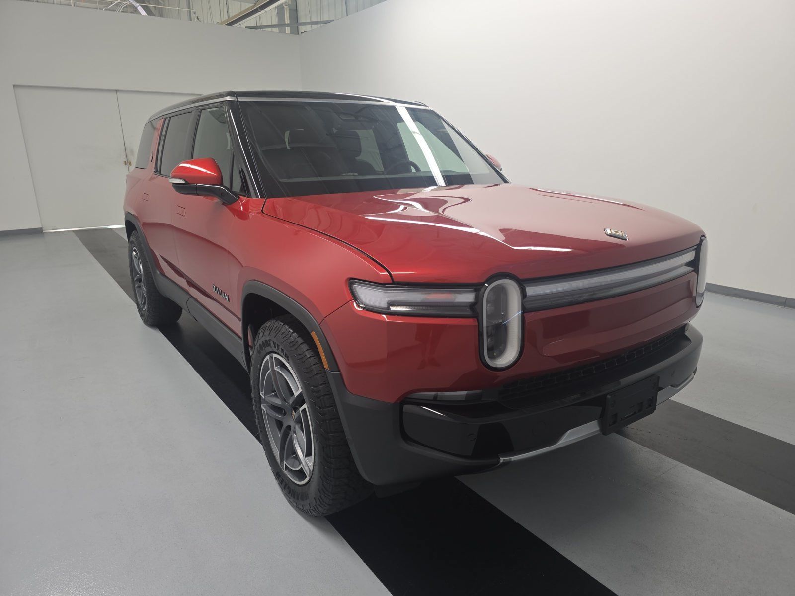 Used 2025 Rivian R1S Adventure Dual AWD/4WD image 7