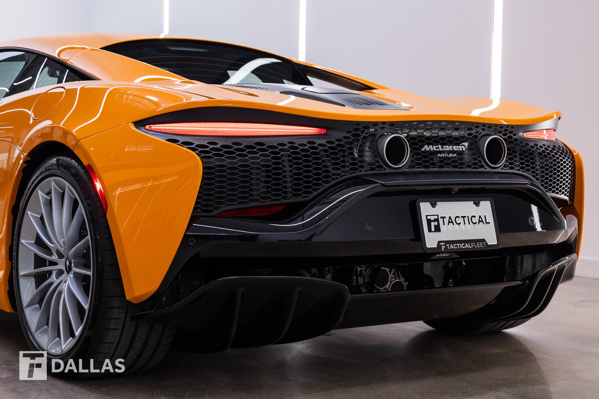 Used 2026 McLaren Artura RWD image 8