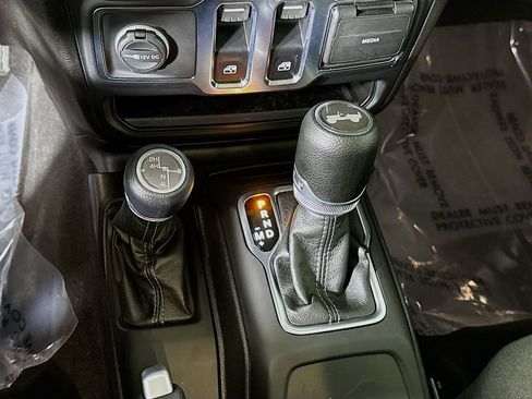 Used 2025 Jeep Wrangler Sport AWD/4WD image 10