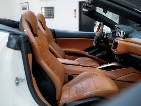 Used 2016 Ferrari California T image 47