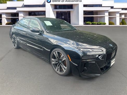 Used 2025 BMW i7 xDrive60 AWD/4WD image 1