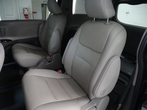 Used 2020 Toyota Sienna XLE Premium AWD/4WD image 4