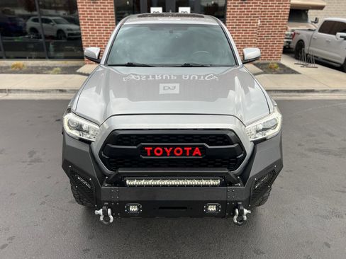 Used 2016 Toyota Tacoma TRD Off-Road image 9