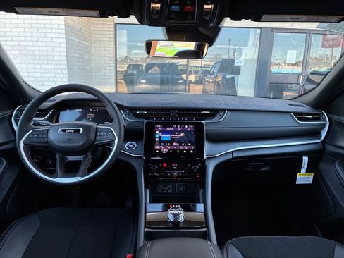 New 2025 Jeep Grand Cherokee image 11