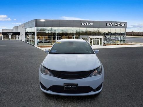 Used 2019 Chrysler Pacifica Touring Plus w/ S Appearance Package FWD image 8