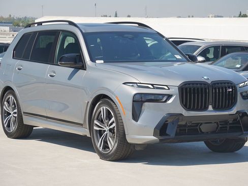 New 2025 BMW X7 M60i w/ Climate Comfort Package image 3