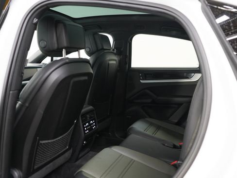 Used 2024 Porsche Cayenne Coupe AWD/4WD image 18