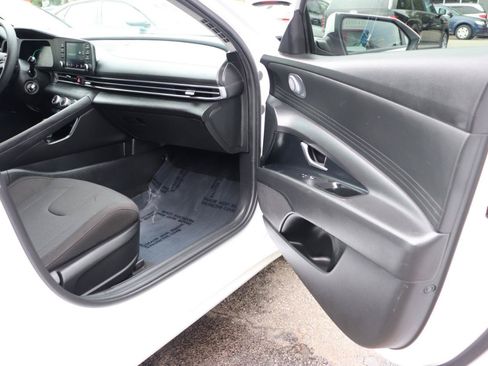 Used 2024 Hyundai Elantra SE FWD image 15