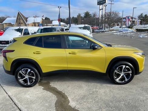 Used 2025 Chevrolet Trax RS w/ Sunroof Package image 8