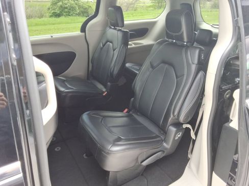 Used 2023 Chrysler Pacifica Touring-L FWD image 33