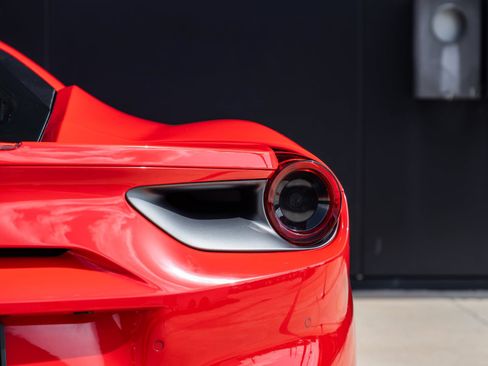 Used 2017 Ferrari 488 GTB RWD image 13