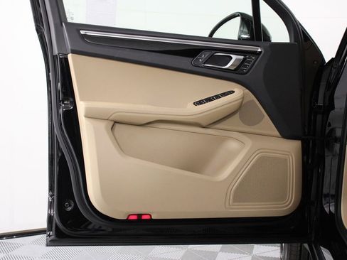 Certified 2025 Porsche Macan image 20