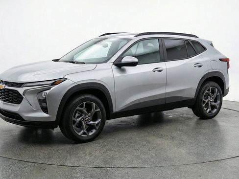 Used 2025 Chevrolet Trax LT w/ LT Convenience Package image 3