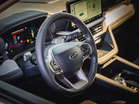 Certified 2025 Ford Explorer Active image 21