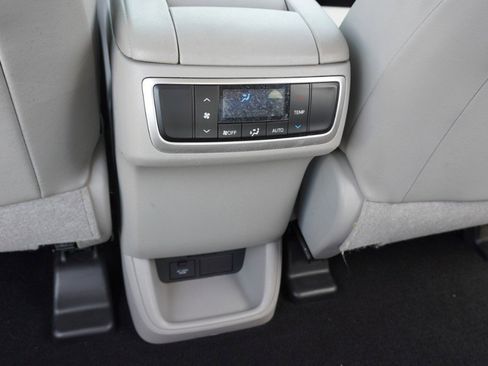 Used 2019 Toyota Highlander XLE FWD image 32