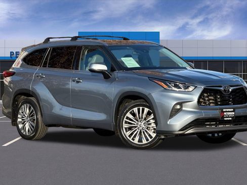 Used 2022 Toyota Highlander Platinum image 2