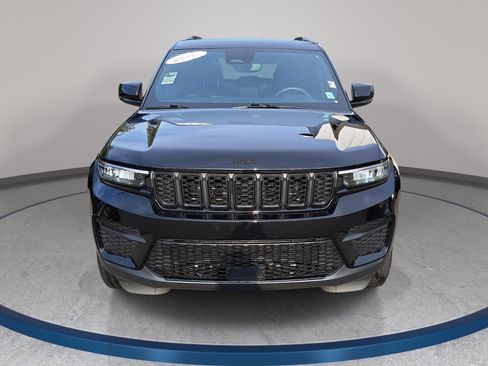 Used 2023 Jeep Grand Cherokee Altitude AWD/4WD image 2