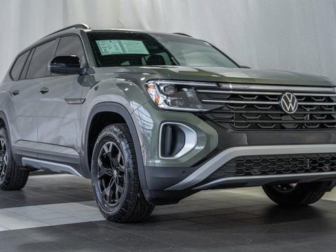 Used 2025 Volkswagen Atlas Peak Edition SE image 1