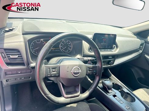 Used 2025 Nissan Rogue SV FWD image 11