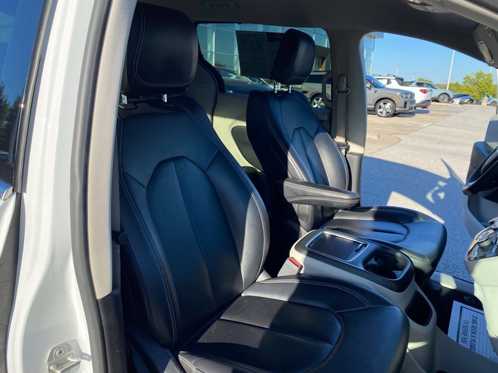 Used 2024 Chrysler Pacifica Touring-L FWD image 30