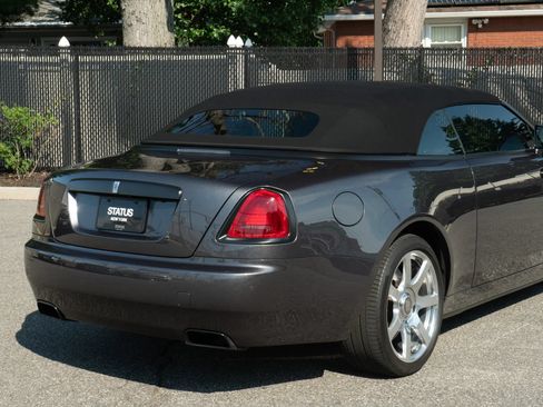 Used 2017 Rolls-Royce Dawn RWD image 43