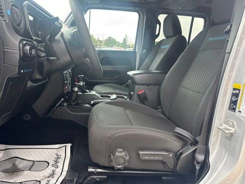Used 2024 Jeep Wrangler Unlimited Rubicon 4xe w/ Technology Group AWD/4WD image 9