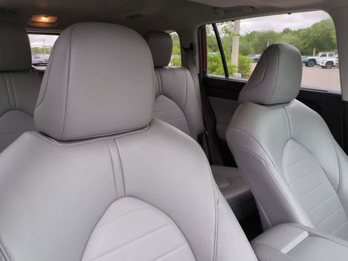 Used 2023 Toyota Highlander XLE image 7