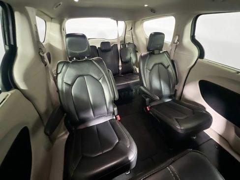 Used 2024 Chrysler Pacifica Touring-L image 33