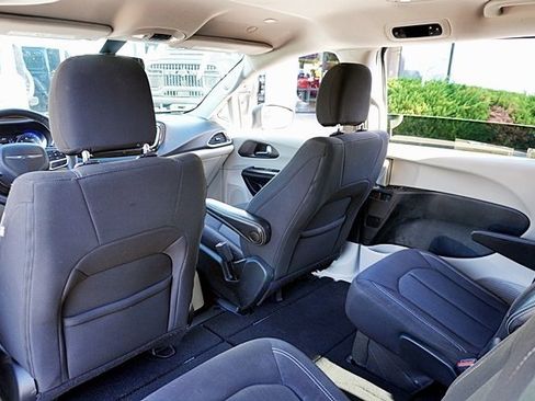 Used 2022 Chrysler Voyager LX image 17