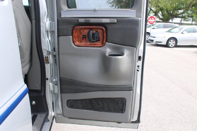 Used 2017 Chevrolet Express 2500 RWD image 24