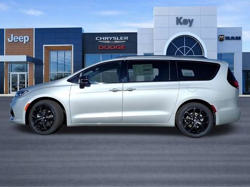 New 2026 Chrysler Pacifica Select w/ S Appearance Package image 3