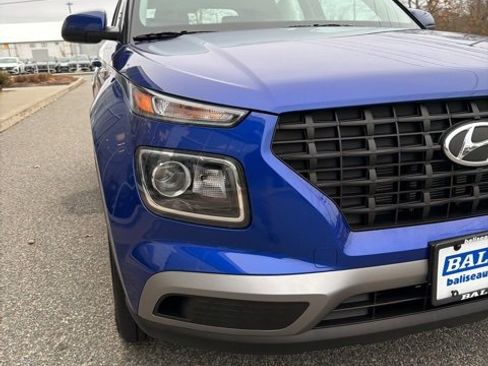 Used 2025 Hyundai Venue SE image 3