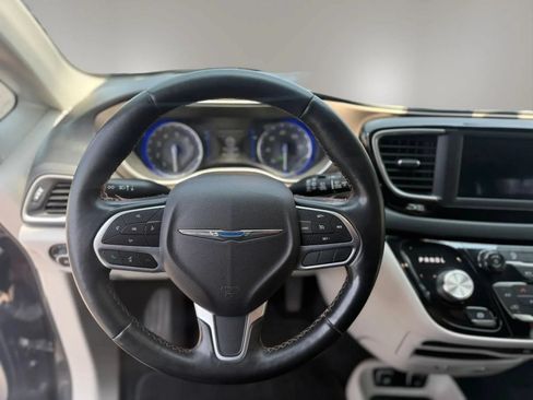 Used 2019 Chrysler Pacifica Touring-L FWD image 17