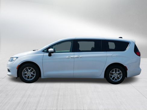 Used 2023 Chrysler Voyager LX FWD image 4