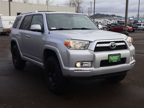 Used 2011 Toyota 4Runner SR5 w/ Convenience Pkg image 9