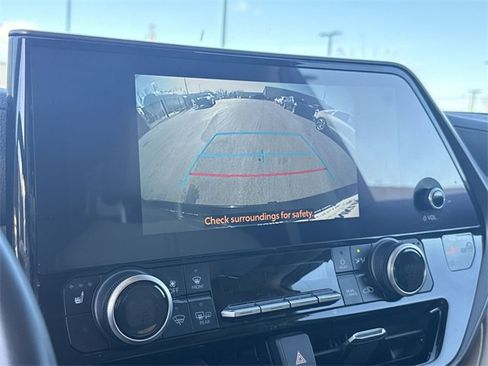 Used 2024 Toyota Highlander XLE image 17