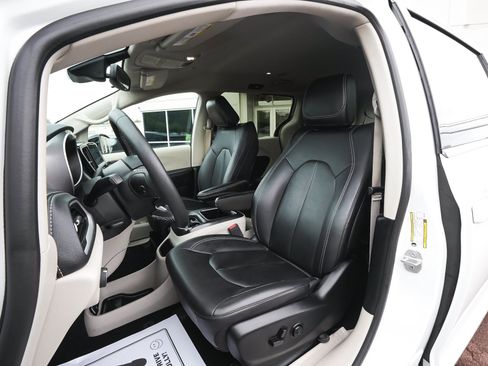 Used 2024 Chrysler Pacifica Limited FWD image 32