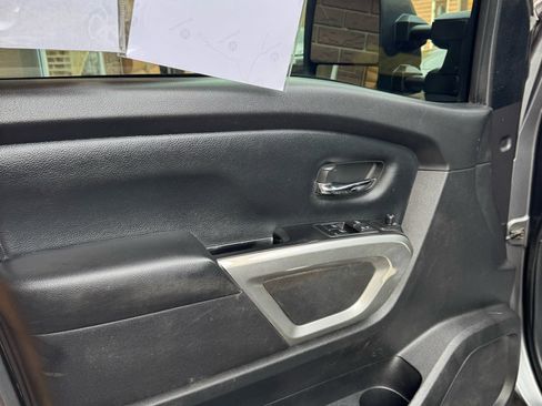 Used 2017 Nissan Titan SV image 6