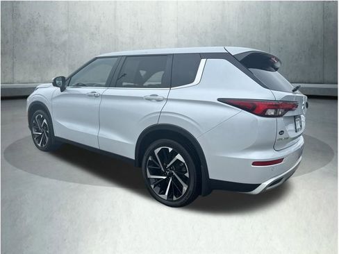Used 2024 Mitsubishi Outlander SE Black Edition AWD/4WD image 3