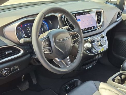 Used 2025 Chrysler Pacifica Select FWD image 15