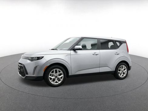 Used 2025 Kia Soul LX w/ LX Technology Package FWD image 3