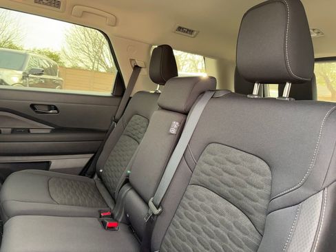 Used 2025 Nissan Pathfinder SV image 27