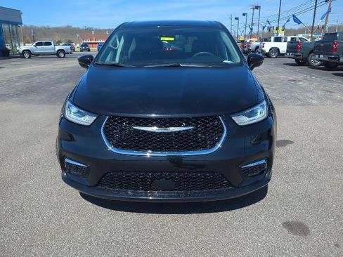 Used 2024 Chrysler Pacifica Touring-L FWD image 3