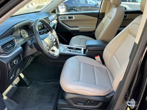 Used 2024 Ford Explorer XLT w/ Equipment Group 202A image 9