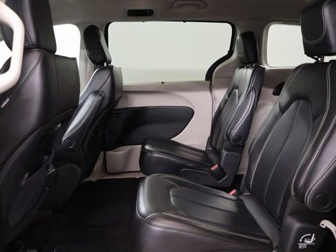 Used 2023 Chrysler Pacifica Touring-L image 26