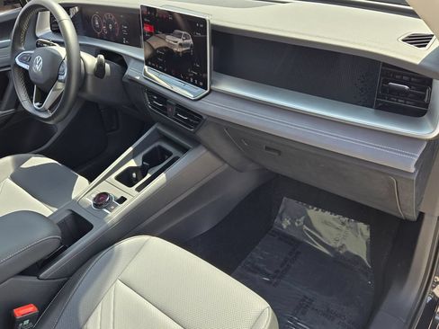 Certified 2026 Volkswagen Tiguan SE w/ Panoramic Sunroof Package FWD image 18