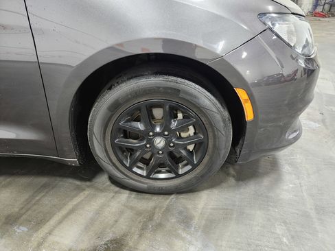 Used 2021 Chrysler Voyager Lxi image 6